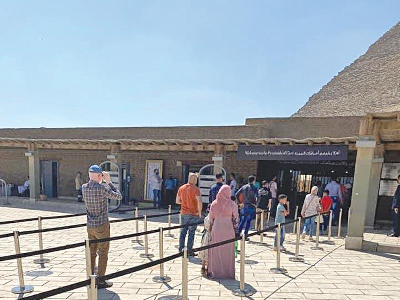 نقاط التباعد الاجتماعي على بوابة الأهرامات