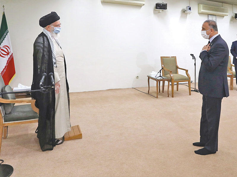 علي خامنئي مستقبلاً مصطفى الكاظمي في طهران أمس الأول  