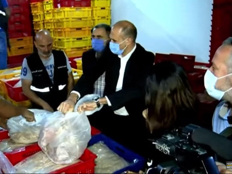 وزير الصحة حمد حسن حضر اثناء مداهمه احد مستودعات الدجاج الفاسد 