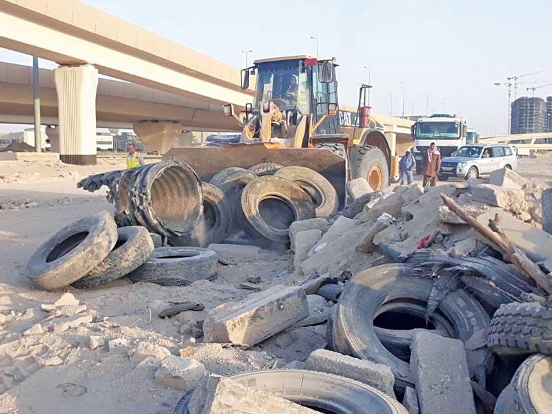 جانب من إزالة المخلفات