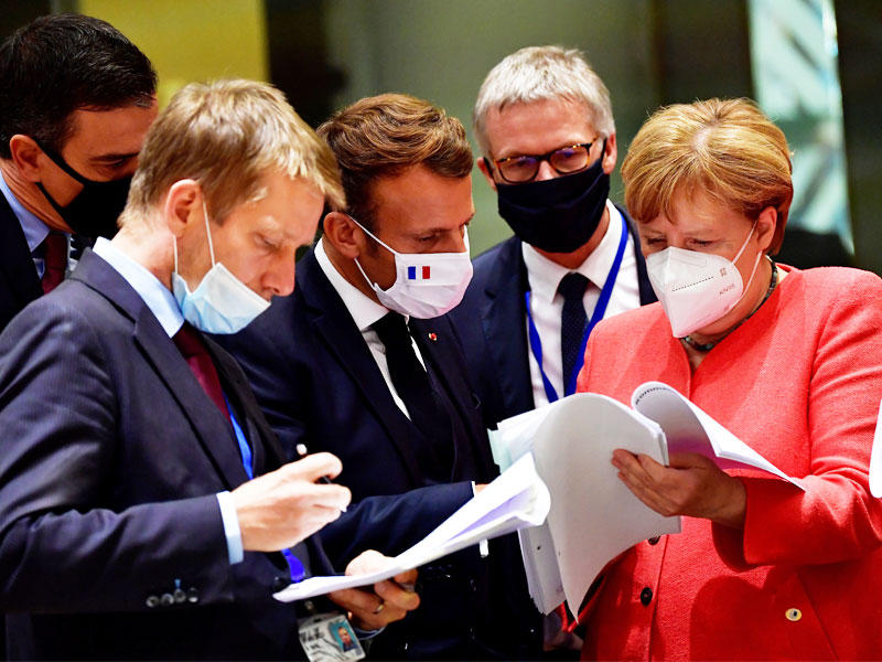قادة أوروبا خلال المفاوضات بشأن خطة التعافي في بروكسل الاثنين الماضي (أ ف ب) 