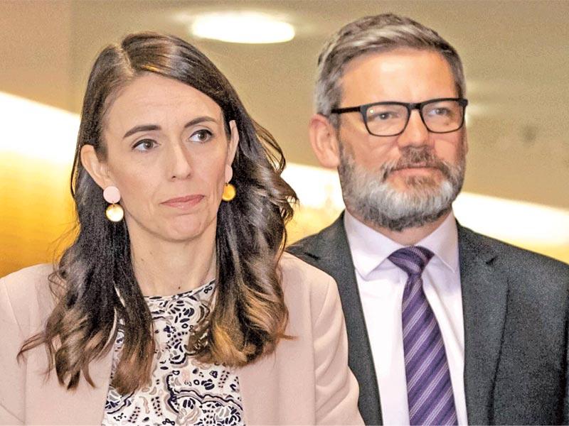 وزير شؤون علاقات أماكن العمل والسلامة إيان ليس جالواي و رئيسة الوزراء النيوزيلندية جاسيندا أردرن