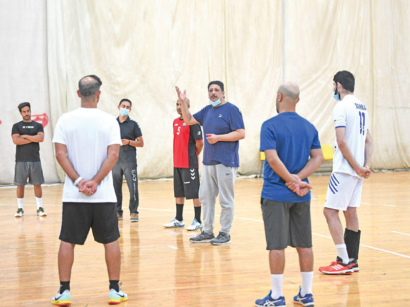 المدرب بدر جزاع يوجه اللاعبين قبل بدء التدريب