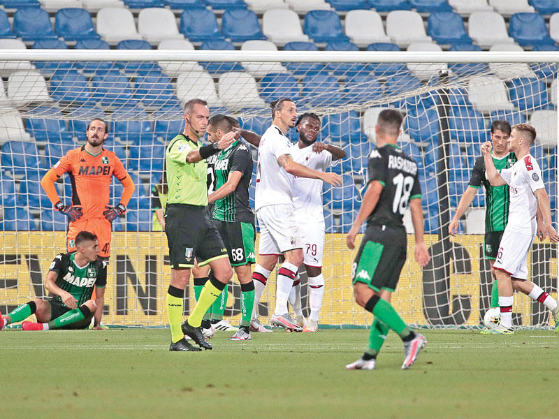 إبراهيموفيتش نجم ميلان يحتفل بعد تسجيل هدف في مرمى ساسوولو