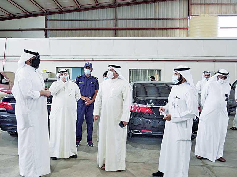  المدير العام للادارة العامة للجمارك المستشار جمال الجلاوي خلال زيارته مراقبة بيت المال في الجمرك البري بالصليبية