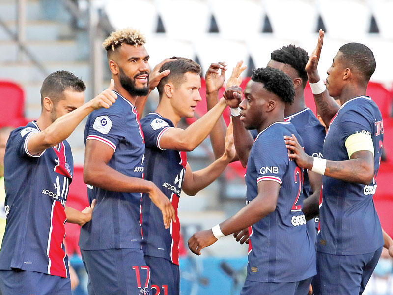 لاعبو سان جرمان يحتفلون بعد إحراز الهدف الثالث في مرمى سلتيك