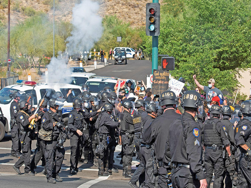 من أشكال العنف الذي تستخدمه الشرطة الأميركية لقمع المحتجين