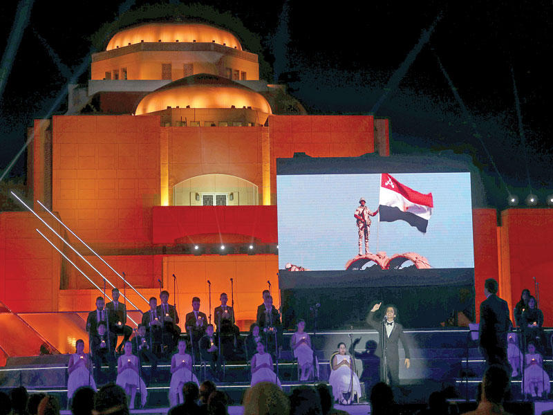 فتى مصري ينشد أغاني وطنية في أوبرا القاهرة قبل أيام (رويترز)