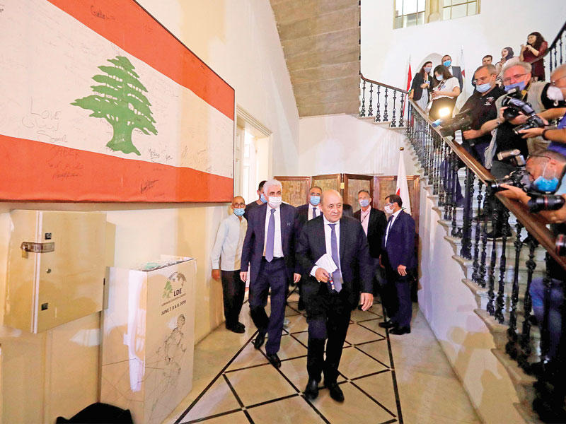 وزير الخارجية الفرنسي جان إيف لودريان في وزارة الخارجية اللبنانية ببيروت أمس (أ ف ب)