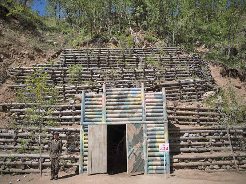 مسؤول ديني تركي يتفقّد أمس الأول الأعمال داخل آيا صوفياt (رويترز)