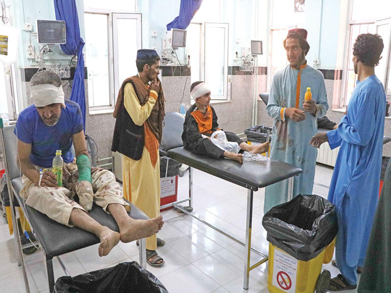 احد المصابيين المدنيين بغارة جوية أفغانية 