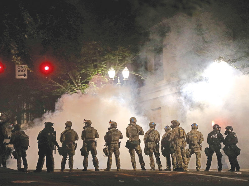 عناصر اتحادية في بورتلاند بمواجهة التظاهرات مساء الثلاثاء (رويترز)