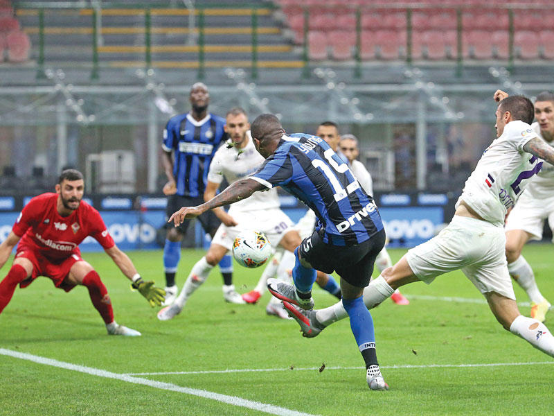 أشلي يونغ نجم الإنتر في محاولة أمام مرمى فيورنتينا