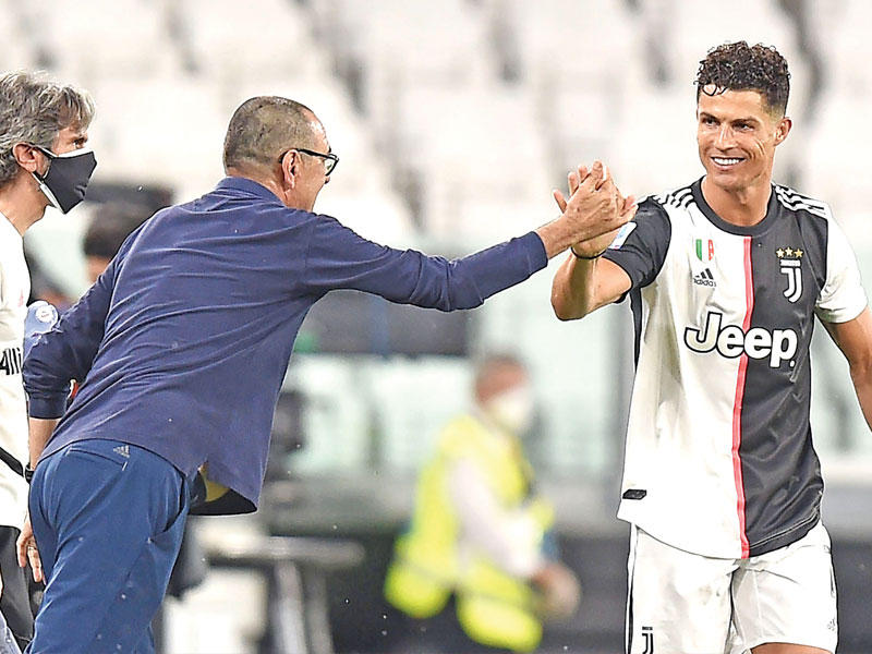 كريستيانو ورنالدو  وماوريسيو ساري مدرب يوفنتوس