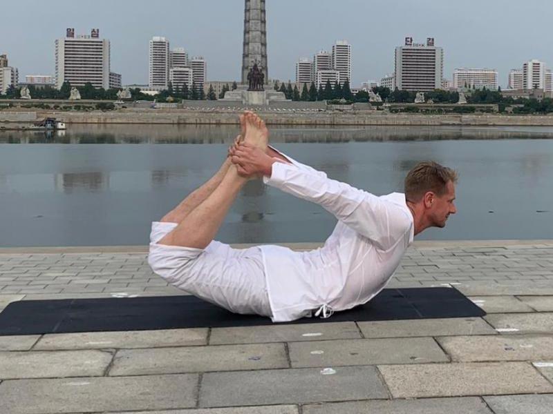 سفير السويد يواكيم باريستروم في بيونغ يانغ يمارس اليوغا