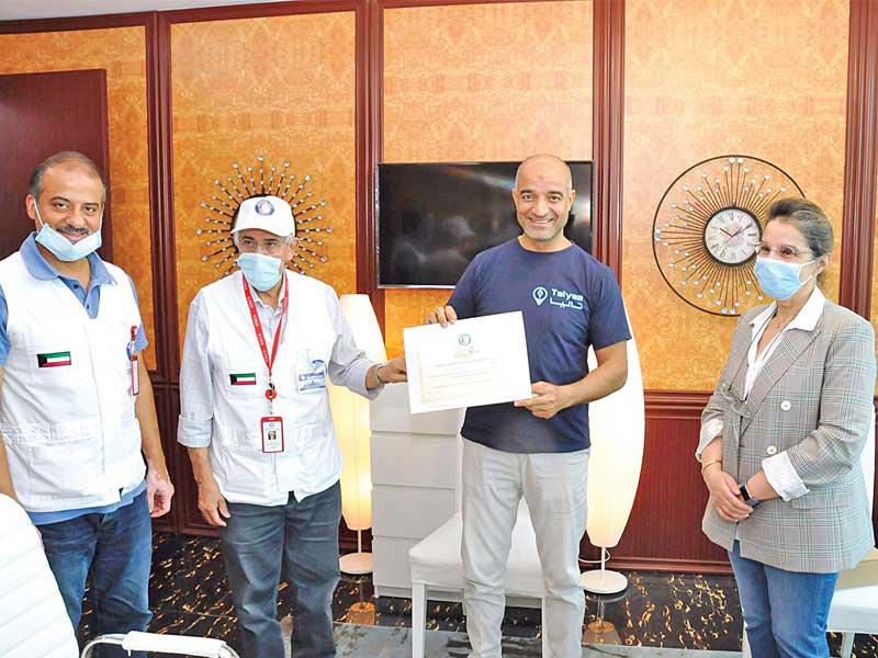  رئيس مجلس إدارة جمعية الهلال الأحمر د. هلال الساير مكرماً المدير العام لشركة تاليا سليمان الأحمد