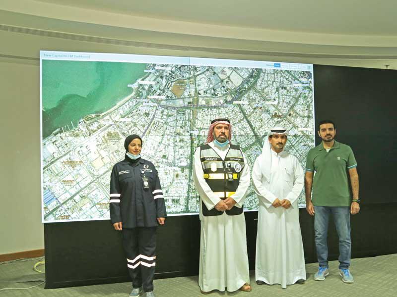 مدير إدارة تشغيل وصيانة المحطات في قطاع الهندسة الصحية م. علي بوالبنات متوسطاً مهندسي المشروع 