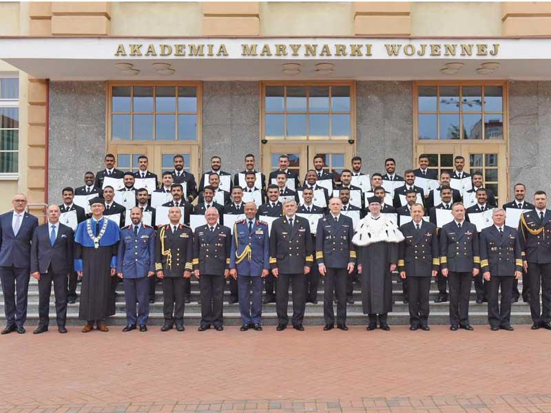 الضباط الخريجون والمسؤولون العسكريون 