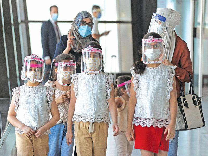 فتيات عراقيات في مطار بغداد بعد عودته  للعمل الخميس t(أ ف ب)