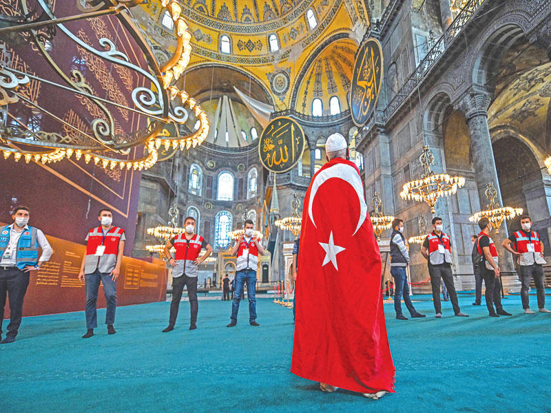 مصلٍّ يرتدي علم تركيا داخل «آيا صوفيا» أمس الأول t(أ ف ب)