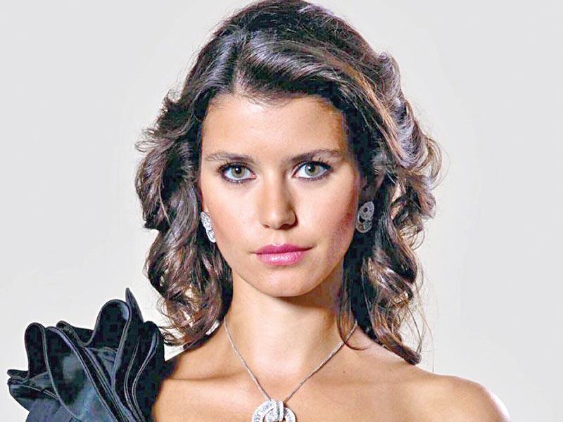 النجمة التركية بيرين سات