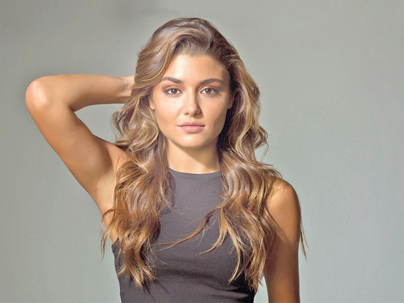 النجمة التركية ​هاندا أرتشيل