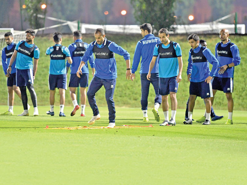 لاعبو الأزرق في تدريب سابق