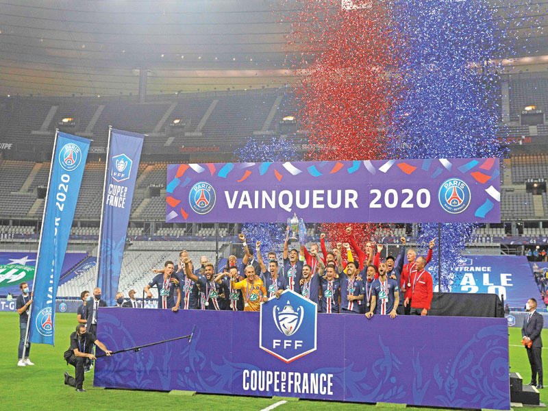 جانب من مراسم تتويج نادي باريس سان جرمان
