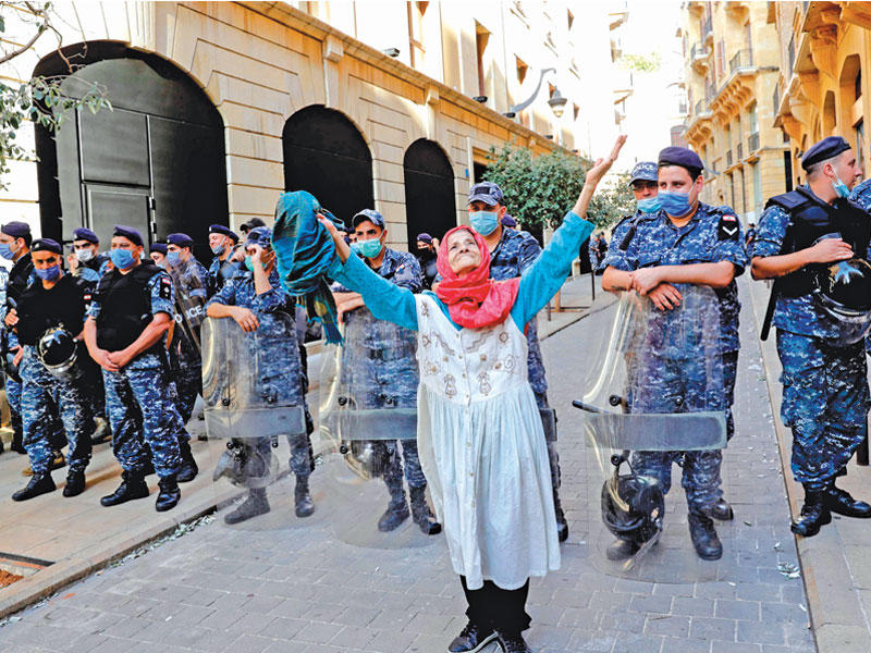 مسنة لبنانية خلال احتجاج أمام مكاتب البنك الدولي في وسط بيروت أمس الأول (أ ف ب)