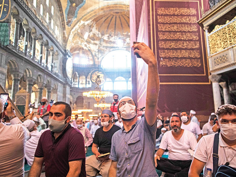 مصلٍّ يلتقط سيلفي داخل مسجد آيا صوفيا في إسطنبول الذي شهد أمس الأول تدفق أعداد كبيرة من المصلين لليوم الثالثt (أي بي ايه) 