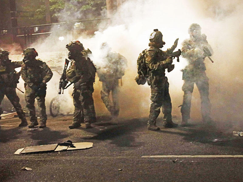 الشرطة الفدرالية تشتبك مع المتظاهرين وسط بورتلاند أمس  (أ ف ب)