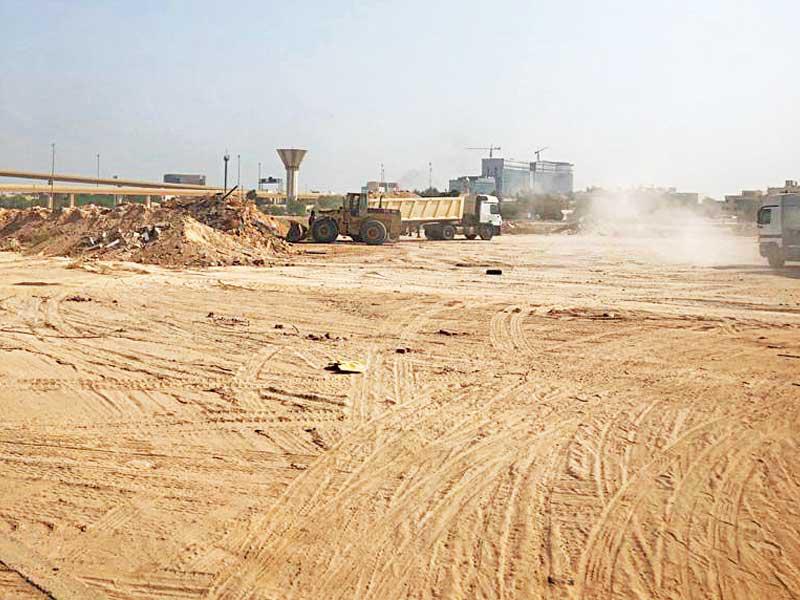  ترحيل إدارة السلامة بفرع بلدية محافظة العاصمة 1406 م3 من المخلفات والأنقاض المجهولة المصدر