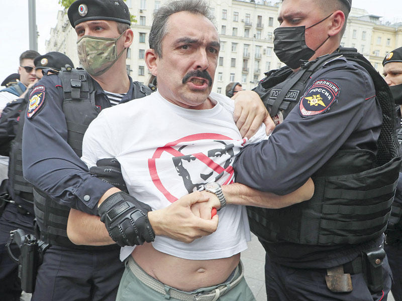 القبض علي أحد المحتجين في مدينة خاباروفسك 