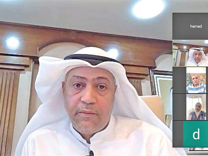 عميد القبول والتسجيل في جامعة الكويت، د. علي المطيري  متحدثاً في المؤتمر الصحافي 