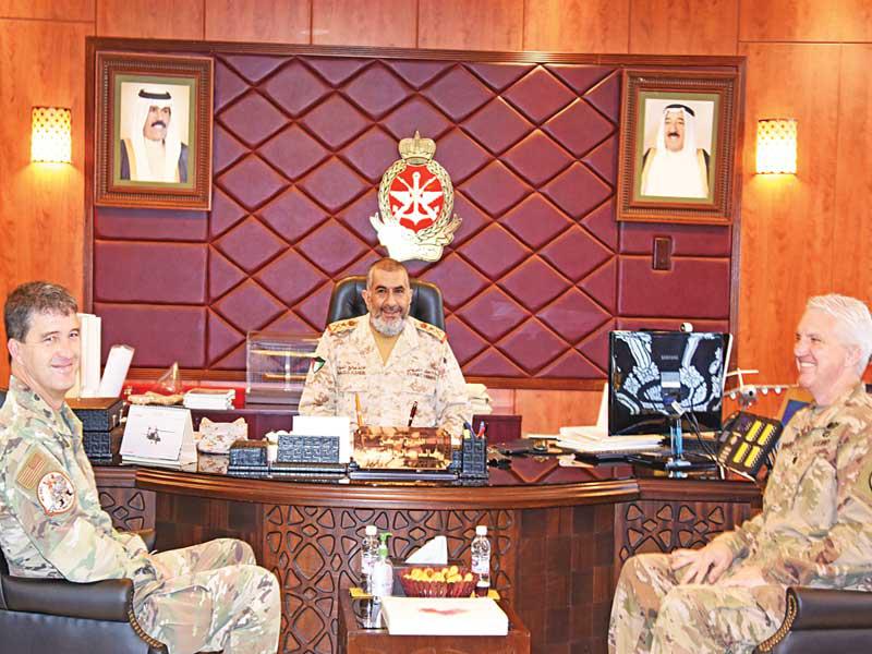 خالد الصالح مستقبلاً المسؤول الأميركي أمس