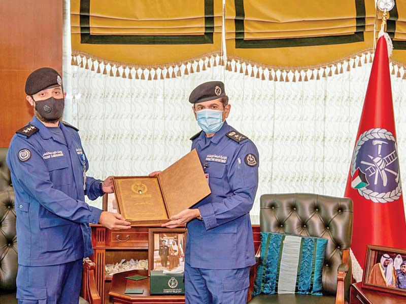  المدير العام للإدارة العامة للإطفاء الفريق خالد المكراد مستقبلاً  النقيب يوسف عبدالخضر