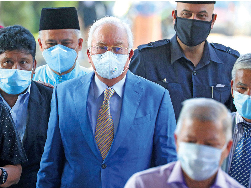رزاق يصل إلى مقر المحكمة العليا في كوالالمبور مطلع الشهر الماضي (رويترز)