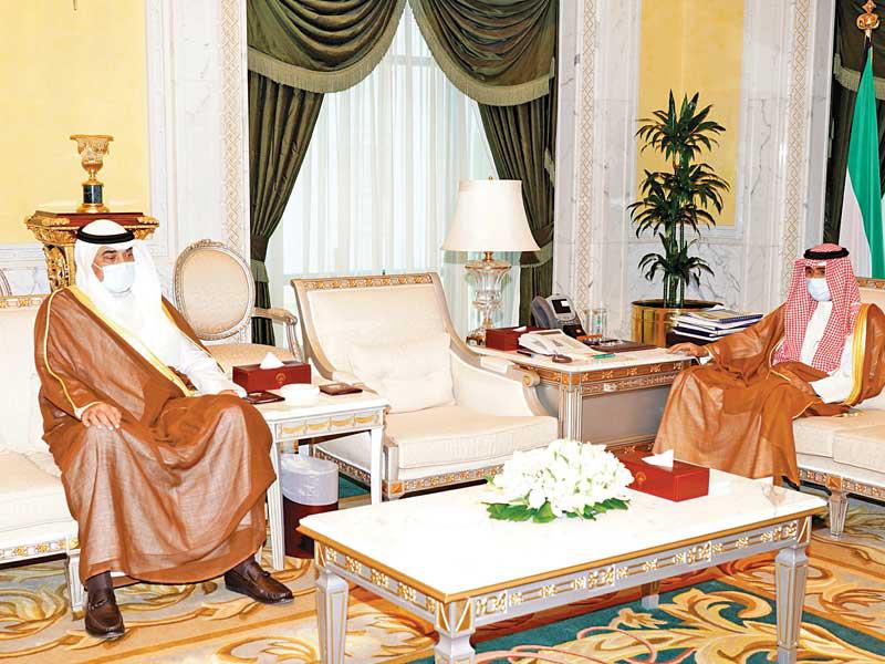  سمو نائب الأمير وولي العهد الشيخ نواف الأحمد مستقبلاً رئيس مجلس الوزراء أمس
