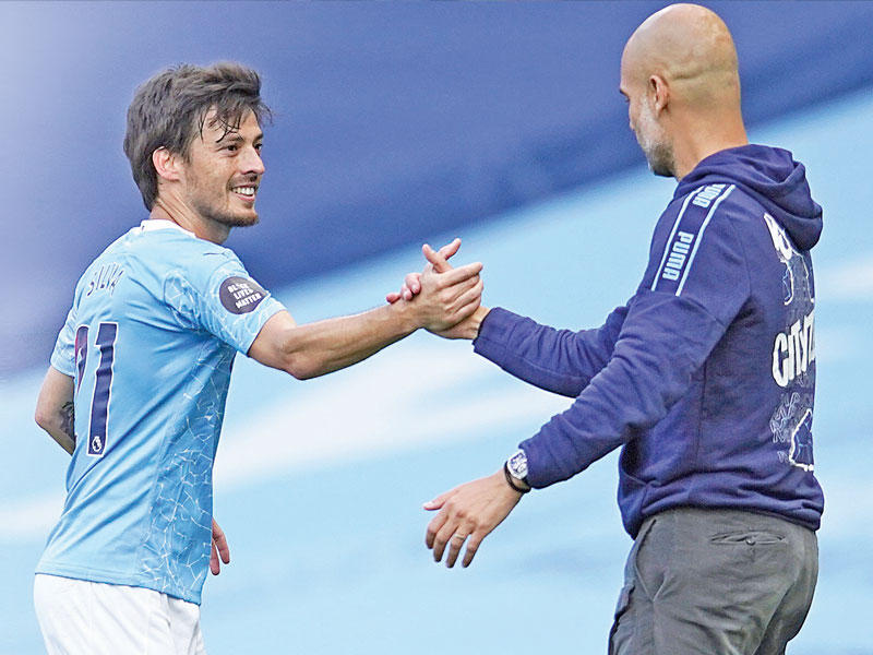 غوارديولا مدرب مانشستر سيتي وسيلفا 