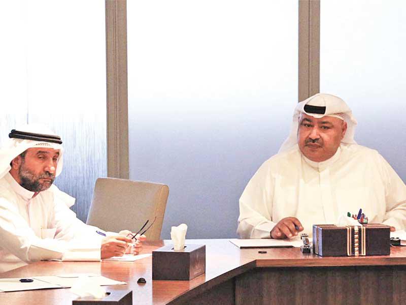  وكيل التعليم العام اسامة السلطان خلال اجتماع مسؤولي «التربية» أمس