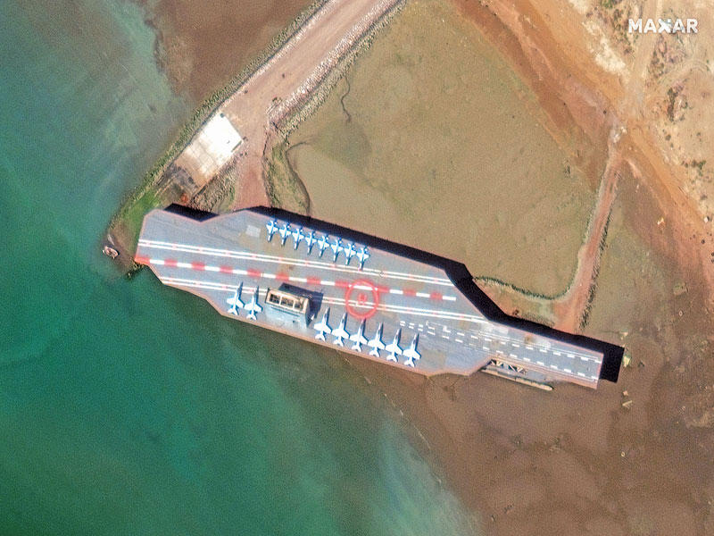 حاملة الطائرات المخصصة للتدريبات مقابل بندر عباس في صورة من الأقمار الصناعية