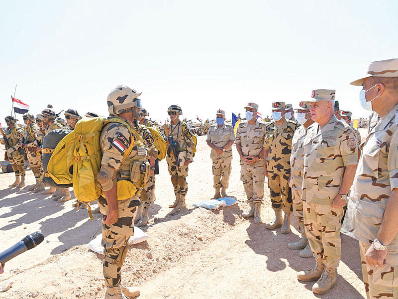 رئيس الأركان المصري يشهد إجراءات الاستعداد القتالي على الاتجاه الاستراتيجى الغربى (القوات المسلحة) 