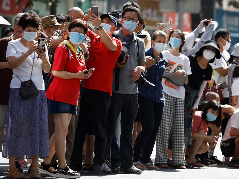 صينيون يحتفلون بغلق قنصلية تشنغدو أمس (رويترز)