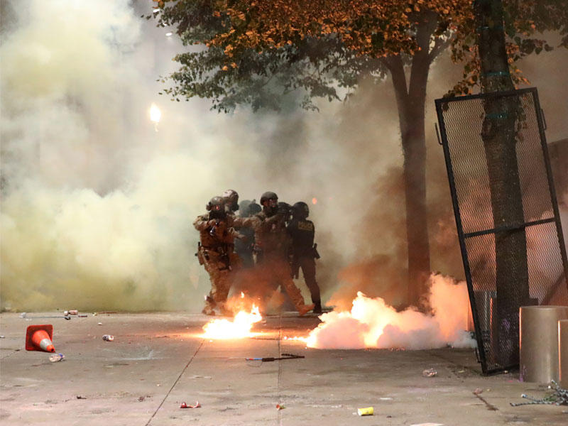 الشرطة تواجه المحتجين في بورتلاند أمس (رويترز)