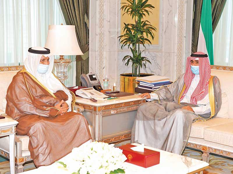  سمو نائب الأمير وولي العهد الشيخ نواف الأحمد  مستقبلاً  الشيخ جابر المبارك أمس