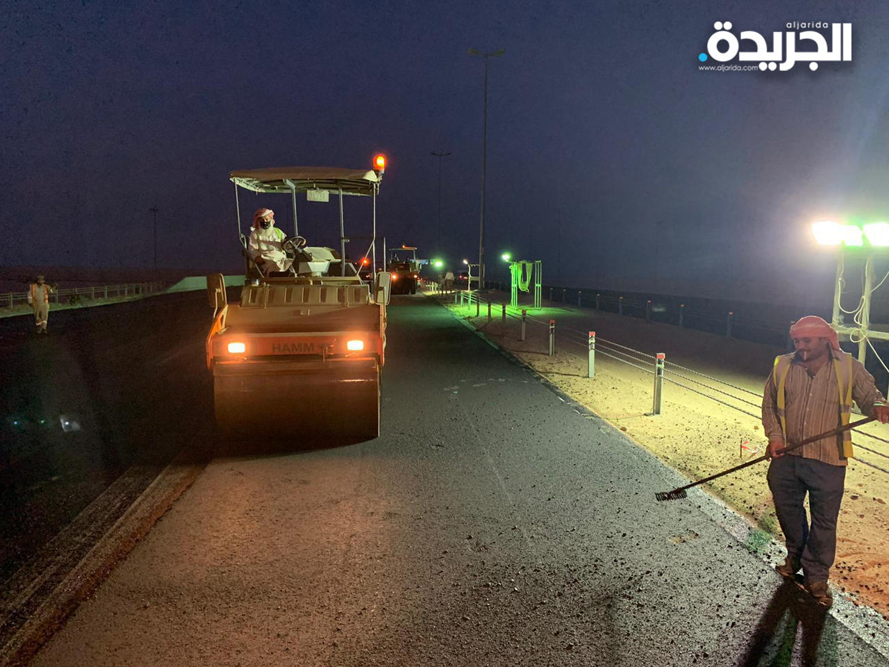 جانب من عمليات فرش الاسفلت