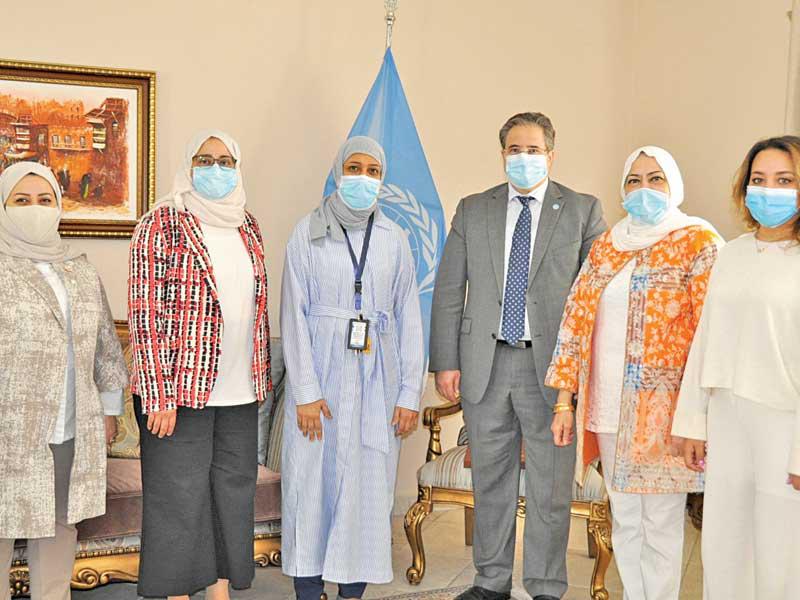 ممثل الأمين العام للأمم المتحدة المنسق المقيم لدى الكويت د. طارق الشيخ ونائبة مديرة الهيئة لشؤون قطاع الخدمات الطبية والاجتماعية والنفسية هنادي المبيلش يتوسطان مسؤولي «الأمم المتحدة» و«الإعاقة»