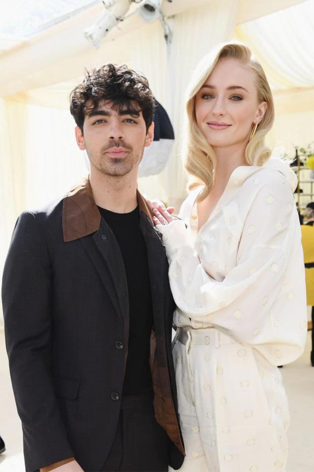 الممثلة صوفي تيرنر مع زوجها جو جوناس