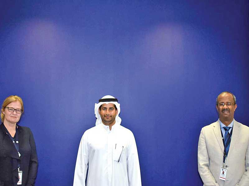 المشاركون في توقيع العقد