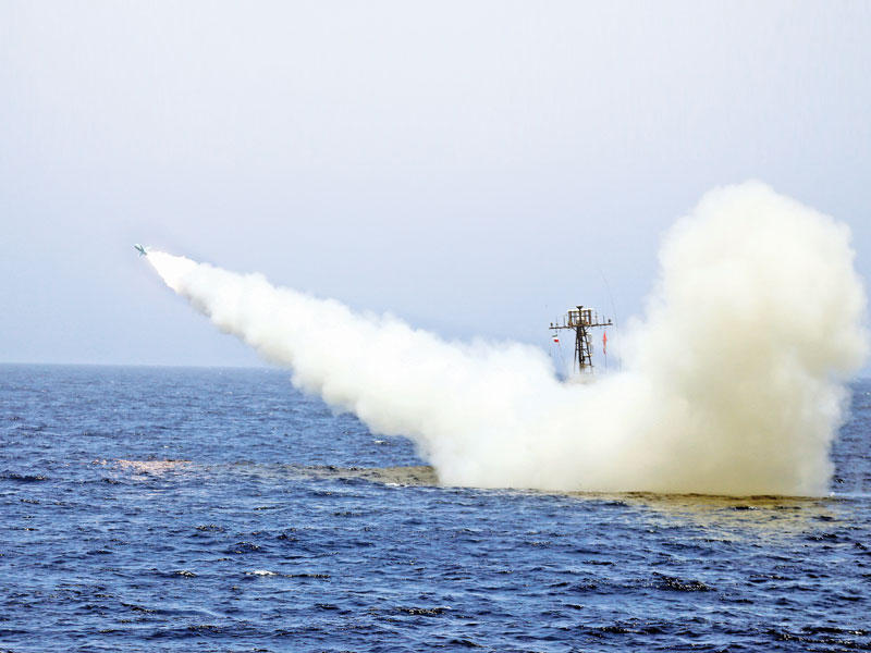 صاروخ إيراني الصنع لحظة إطلاقه خلال المناورات على باب الخليج           (رويترز)